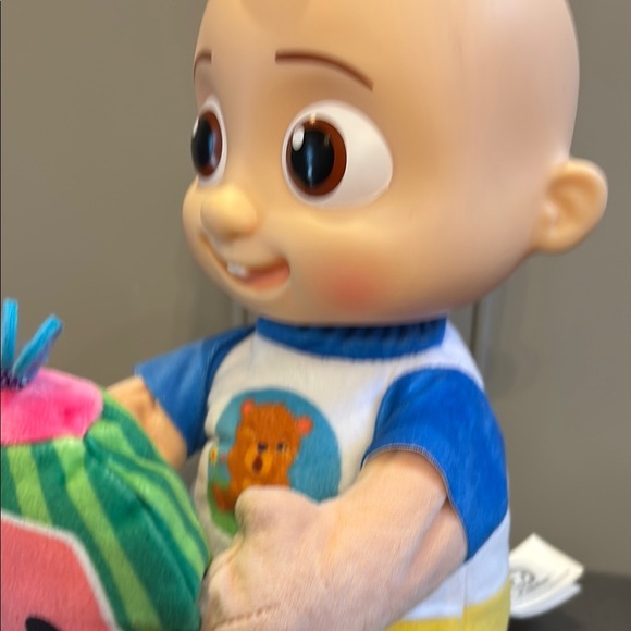 Cocomelon JJ talking plush - Picture 3 of 7